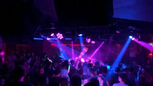 Des restrictions sanitaires sont levées aujourd’hui, d’autres sont...